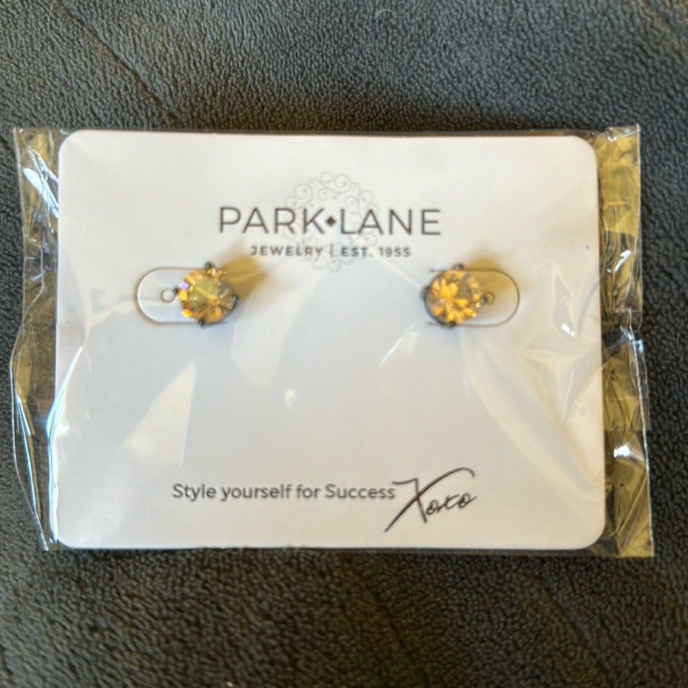 NWT champagne studs park Lane